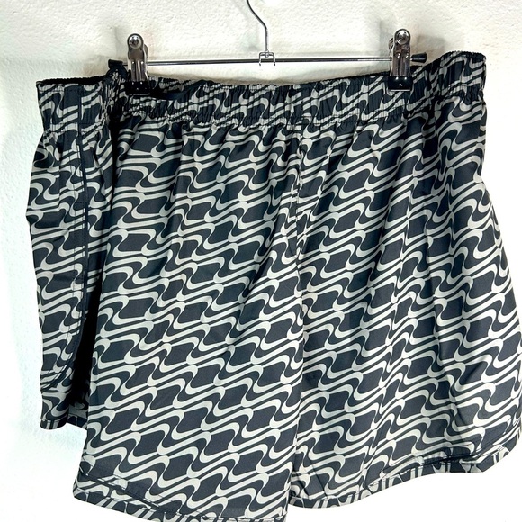 Nike Women’s Dri-FIT Running Shorts - XXL - Picture 3 of 6